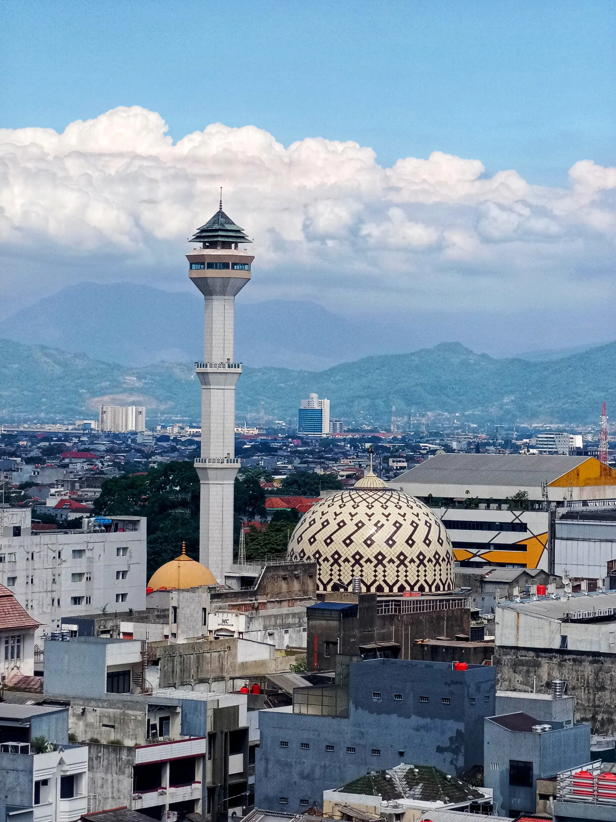 Pemandangan kota Bandung dengan kawasan hunian dan pegunungan
